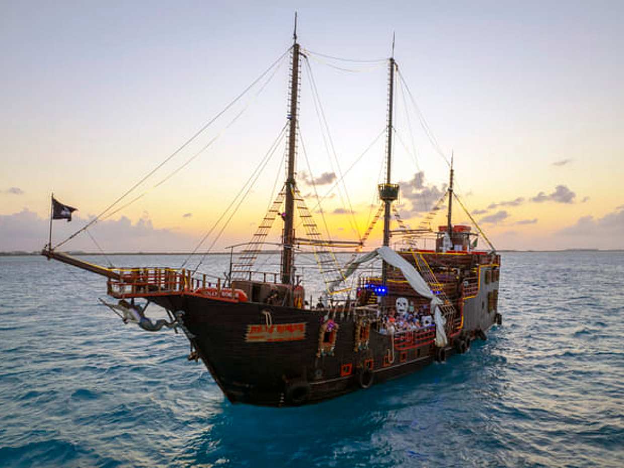 Jolly Roger Korsan Gemisi Gezisi ve Akşam Yemeği Şovu (Meksika, Cancún'dan Ulaşımlı)