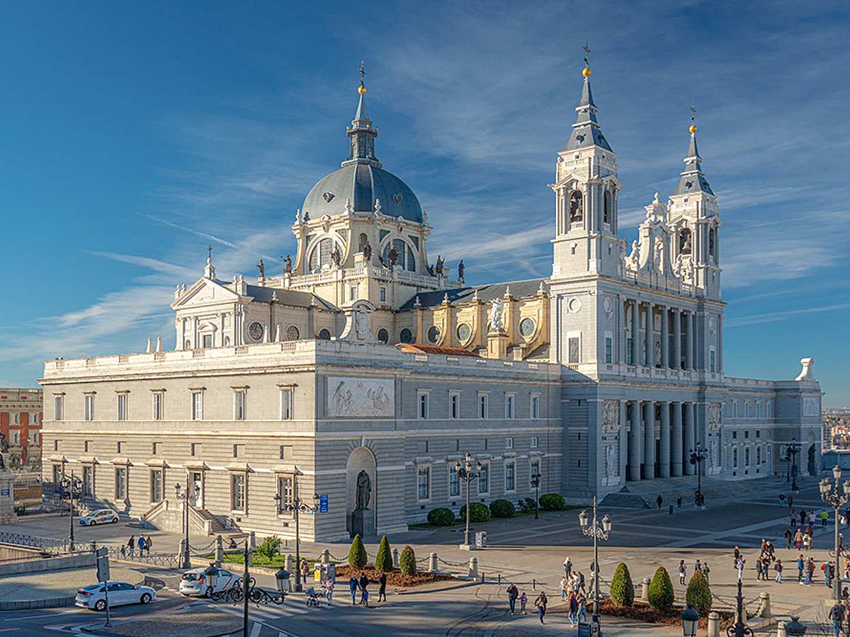 "Secretos de la Catedral de la Almudena, Palacio Real y Recorrido a Pie en Madrid, España"