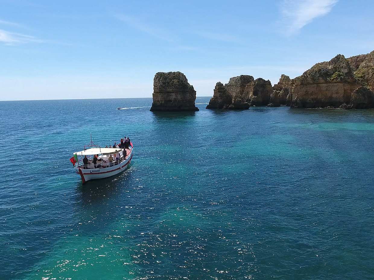 Κρουαζιέρα στο Λάγος στο Ponta da Piedade κατά το ηλιοβασίλεμα στην Πορτογαλία