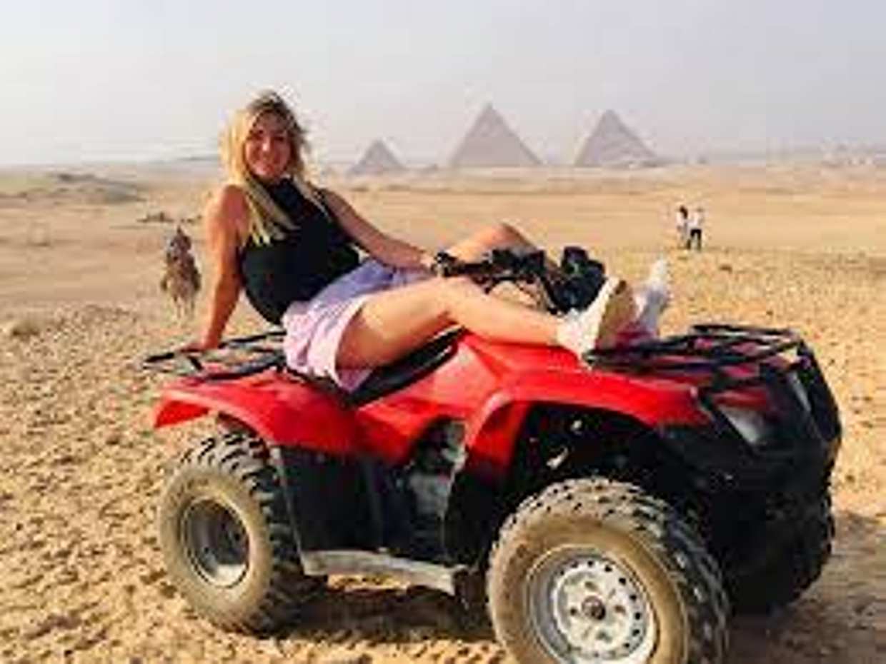 Quad-Bike-Fahrt bei den Pyramiden von Gizeh in Ägypten, Kairo