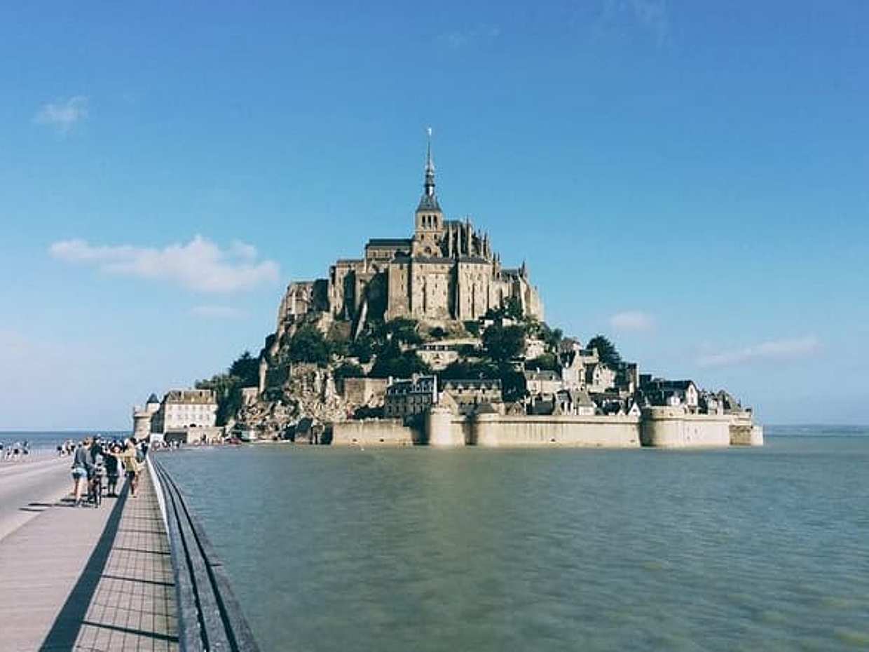 CDG Transfers & Saint Michel Tour with Eiffel Tower Photoshoot