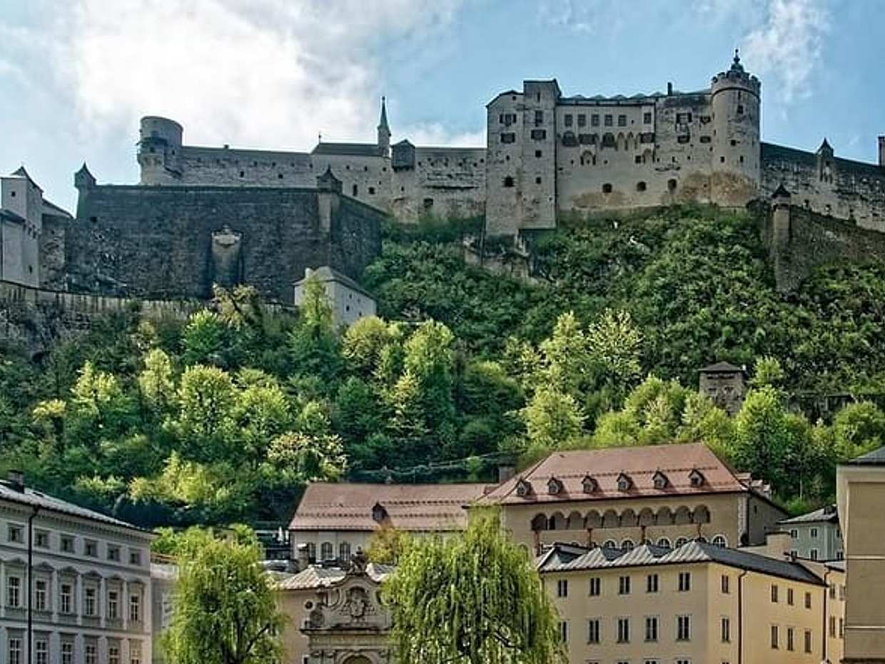 Transfer from Budapest to Salzburg: Private daytrip with 2 hours for sightseeing