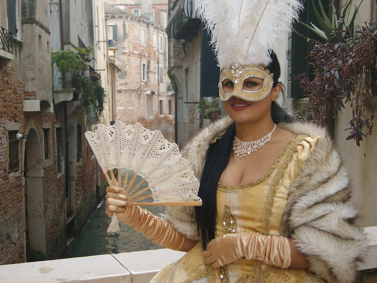 Photoshoot Of 100 Photographs In A Costume In Venice Walking Tour, Italy