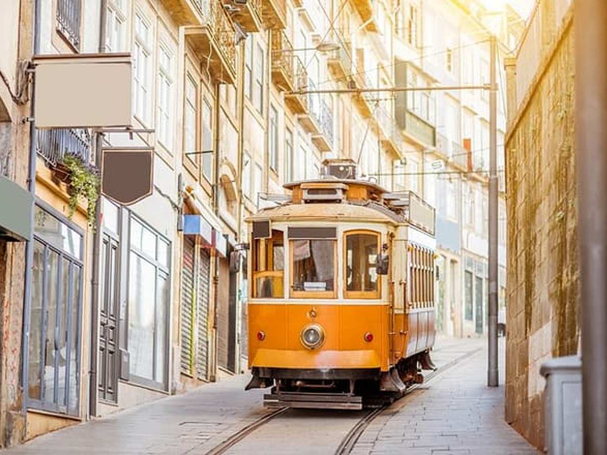 Private car transfer from Lisbon to Porto with 2h for sightseeing, photo 3