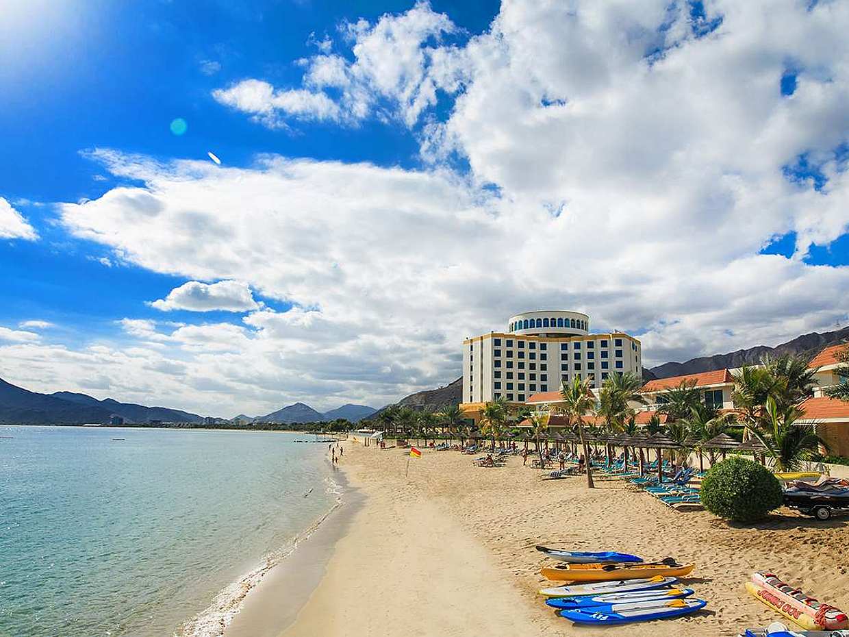 Khor-Fakkan-Tagesausflug mit Fujairah Beach, AI-Suhub Rest House, Khorfakan-Wasserfall & historischem Dorf ab Dubai in den Vereinigten Arabischen Emiraten
