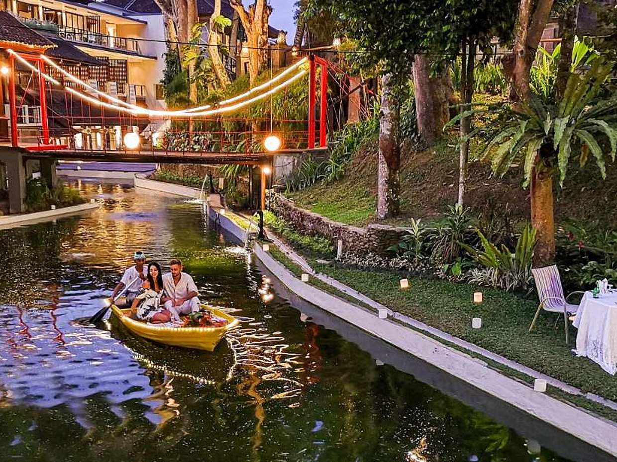 Jantar Romântico de Barco na Lagoa Tropical