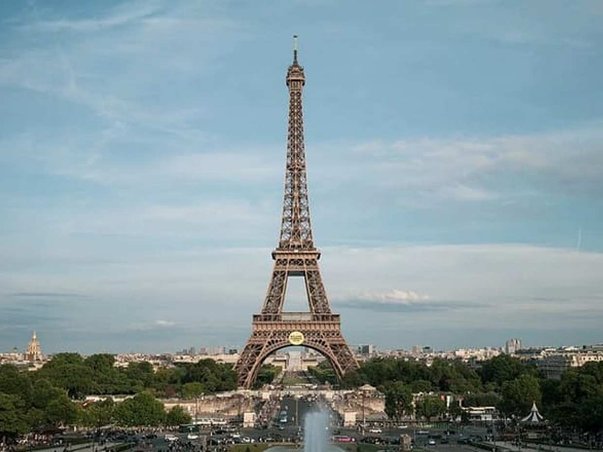 Private Tour in Eiffel Tower with Waffle Tasting