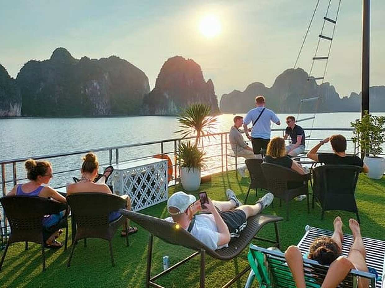 Hanoi to New Halong Bay Luxury Cruise: Buffet, Jacuzzi & Limosine, photo 5
