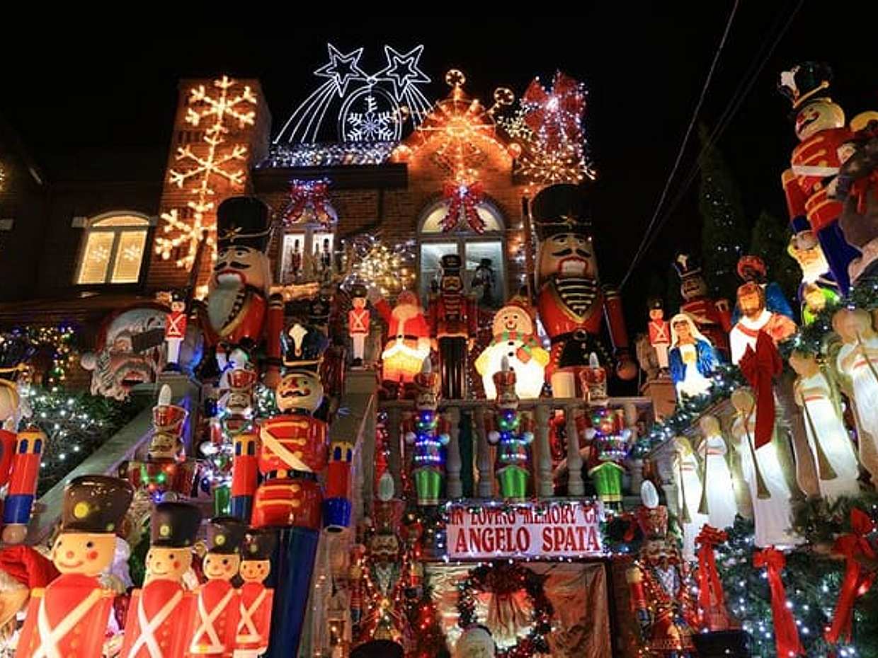 Christmas Lights Tour in New York City Dyker Heights, photo 4