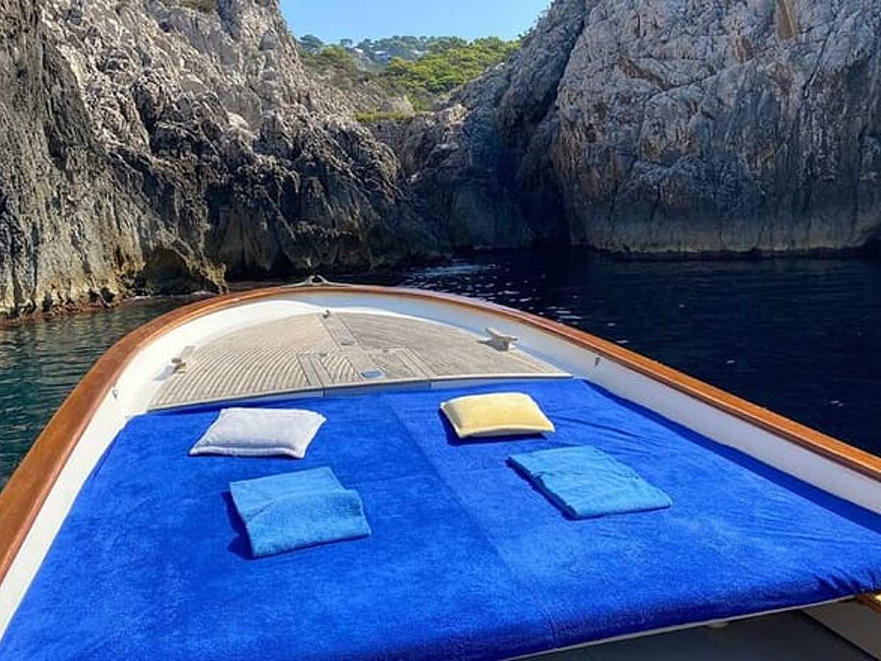 Private Bootstour rund um Capri mit einem edlen Gozzo in Italien, Marina Grande, photo 5