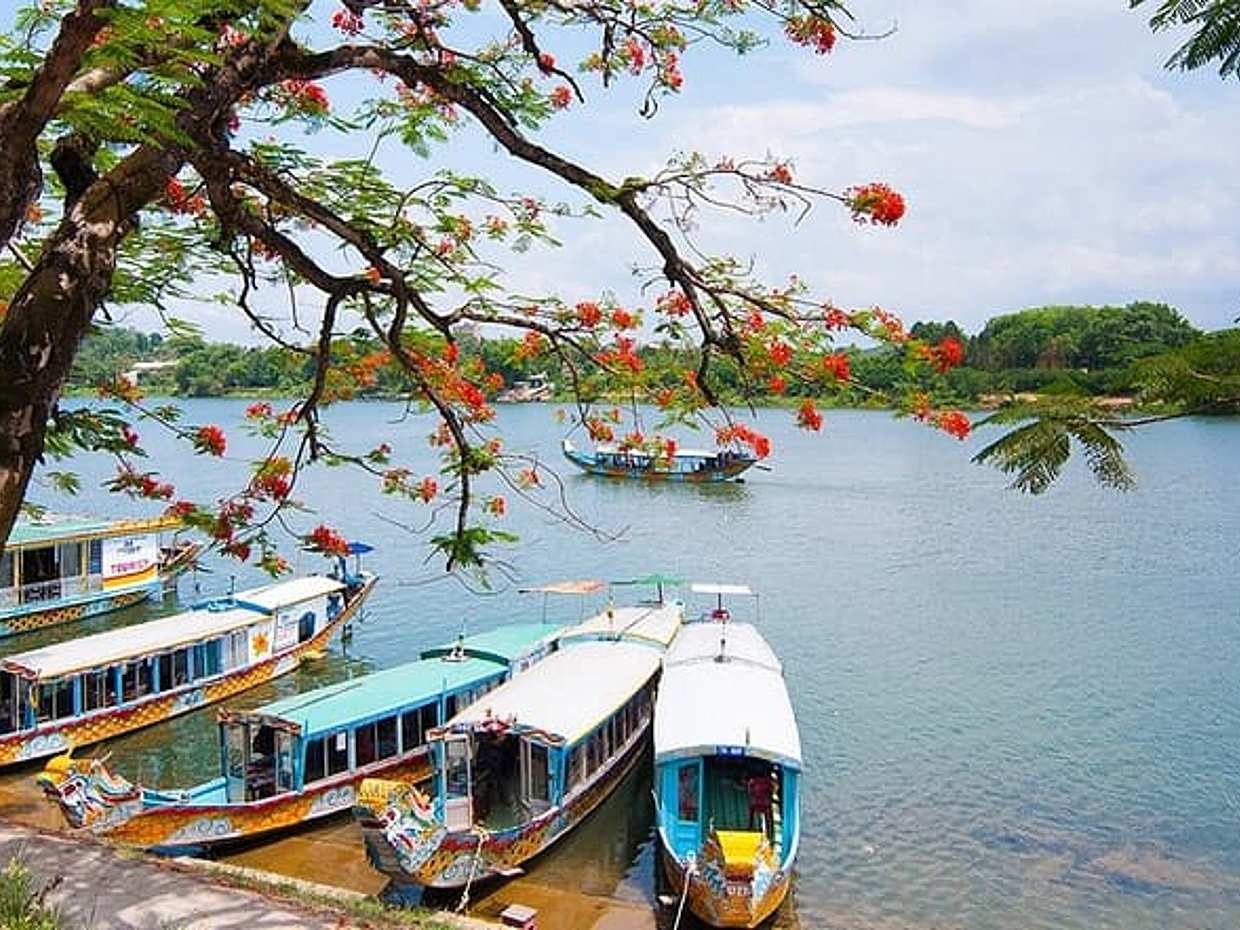 Scenic Dragon Boat Trip On Perfume River - Hue City, photo 2