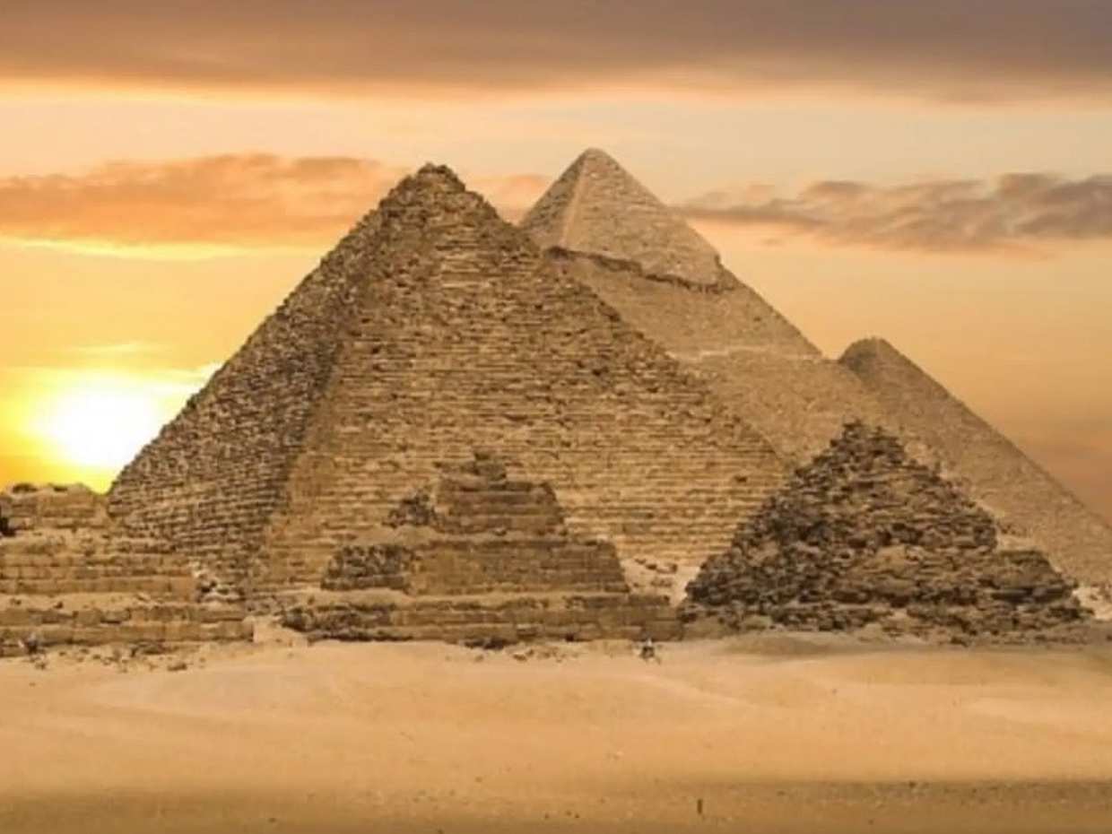 Excursão privada de dia inteiro às Pirâmides de Gizé, Memphis e Saqqara
