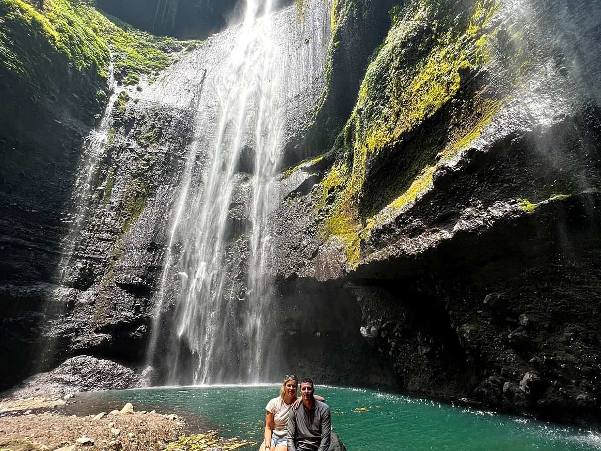 Increíble amanecer en Bromo y tour privado a la cascada Madakaripura en Indonesia, Java.
