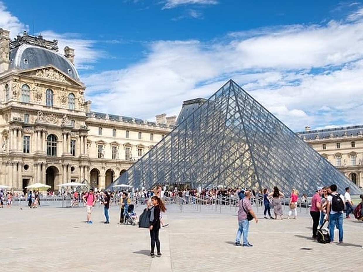 Paris - Louvre : Visite guidée théâtralisée à l'extérieur en français