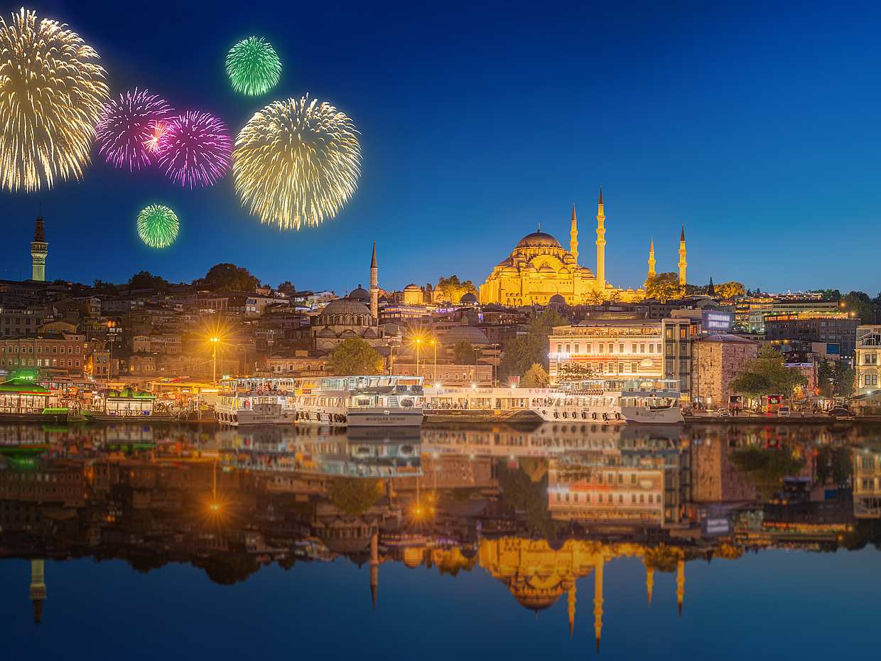 Bosphorus New Year's Eve Dinner Cruise Party in Istanbul 2023