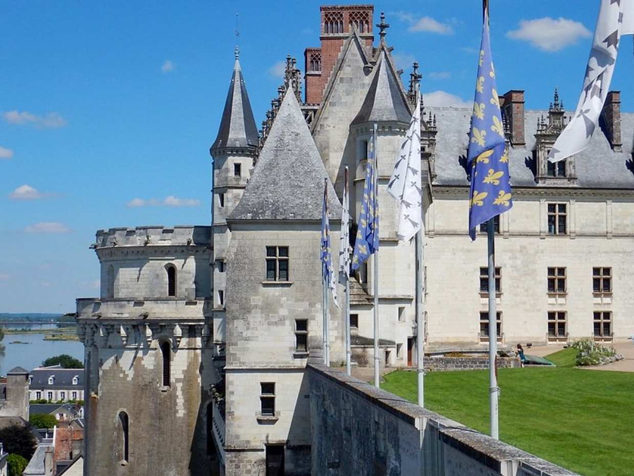 Private 3 Loire Castles Live Guided with Wine tasting from Paris in France