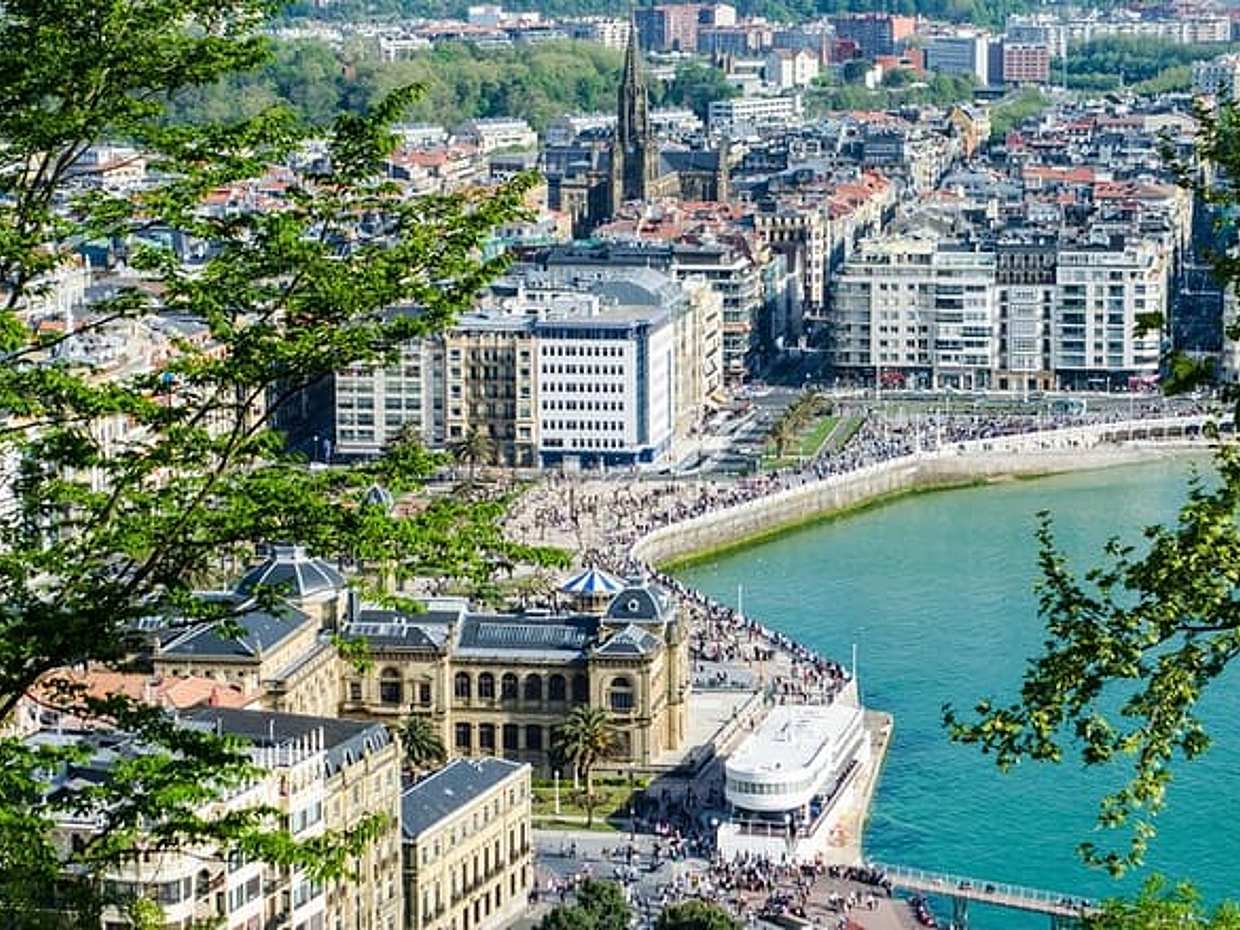 San Sebastian Scavenger Hunt & Self Guided Walking Tour in Spain, Donostia-San Sebastian