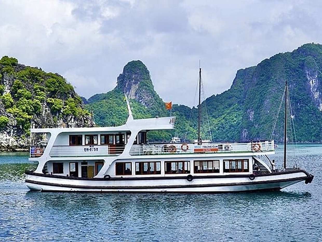 Halong Bay and Cave Full-Day Cruise,Lunch,Island,Beach from Hanoi, photo 3