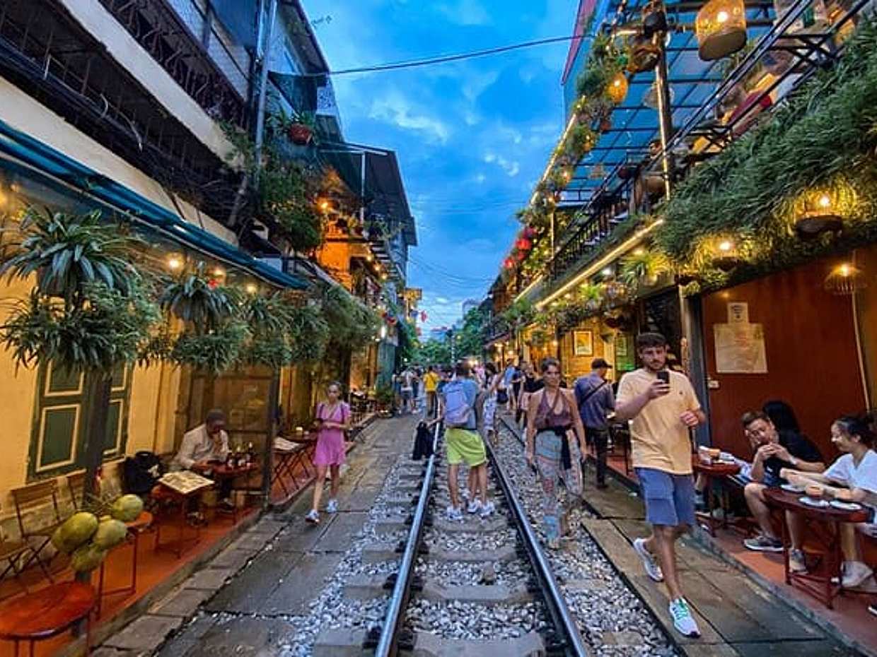 Hanoi Vespa Sunset Tour with Local Food and Train Street in Vietnam, Hà Nội, photo 2