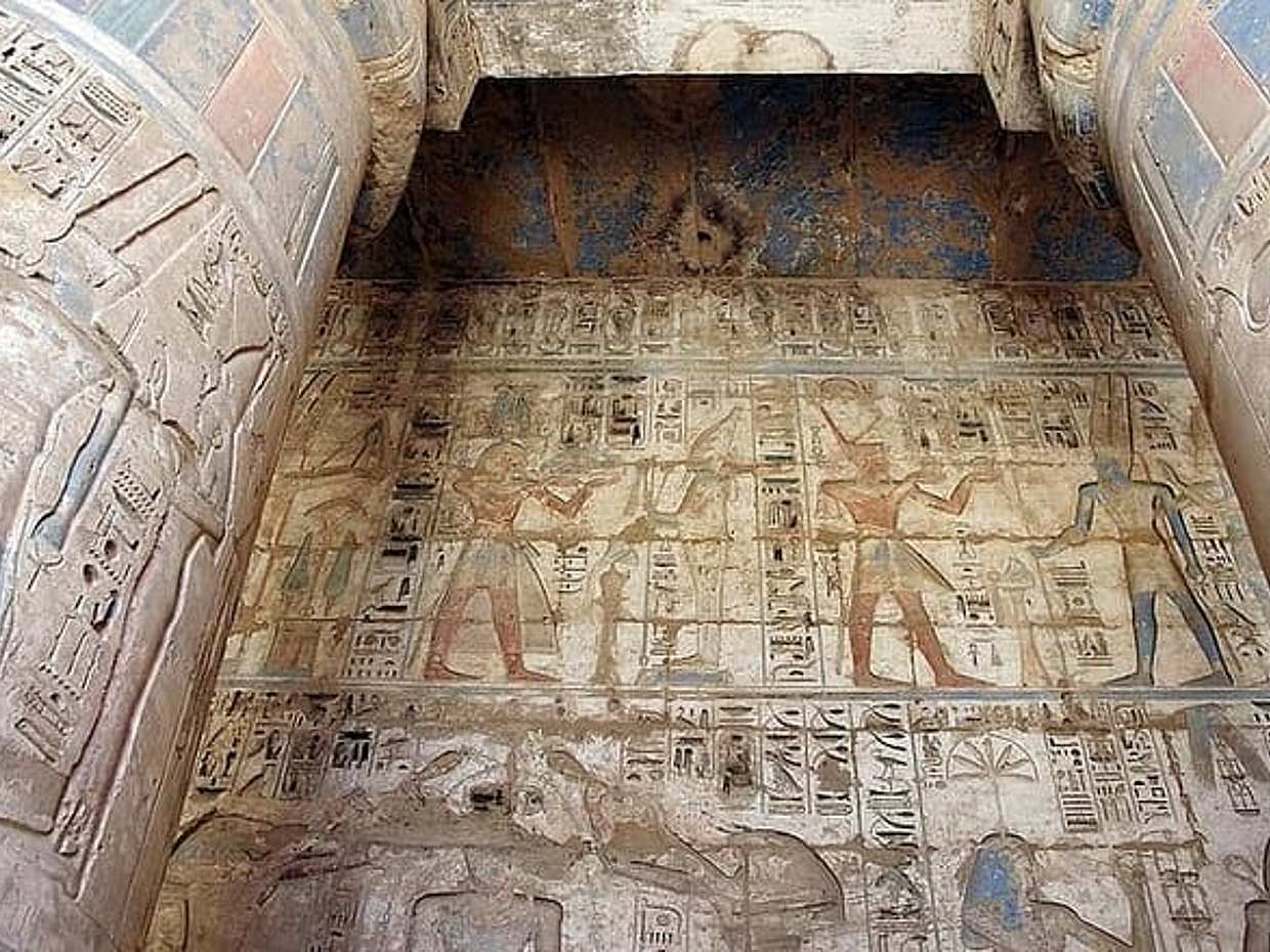 Luxor Tour Visit Valley of The Queens & Workers and Habu Temple With Pickup, photo 5