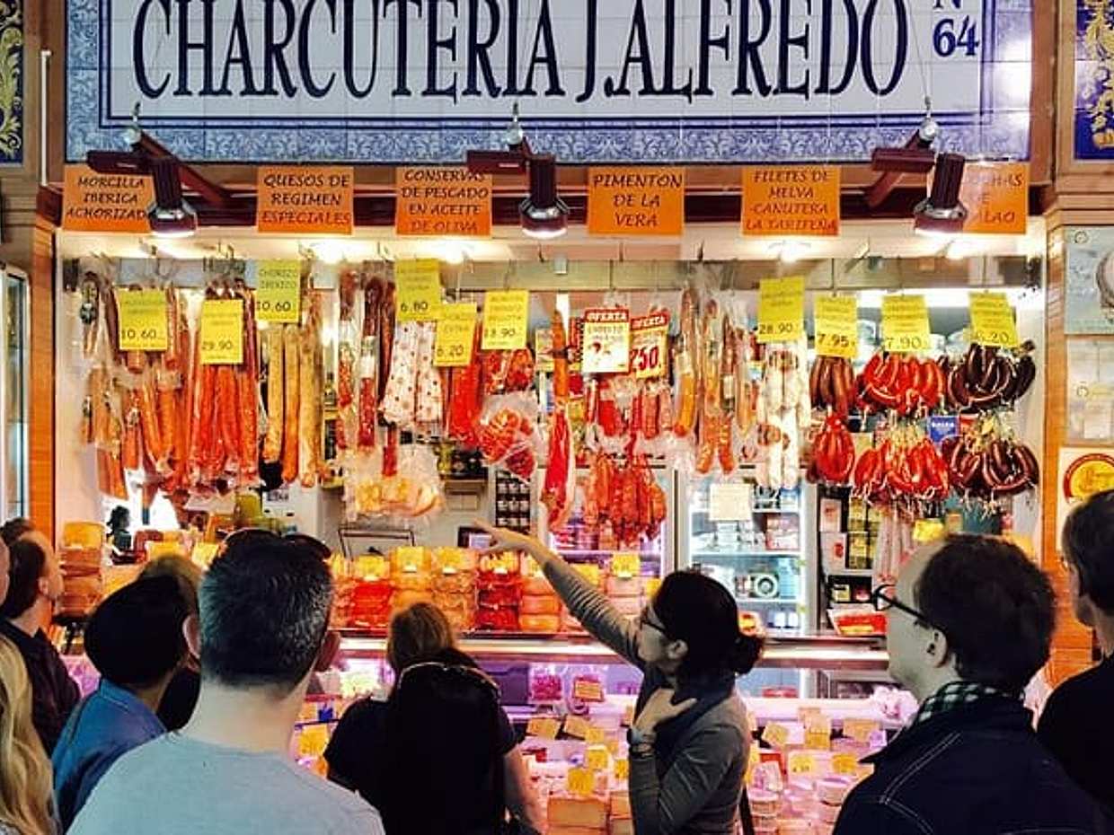 "Sevilla: Tour a pie por el mercado de Triana con guía local en España"