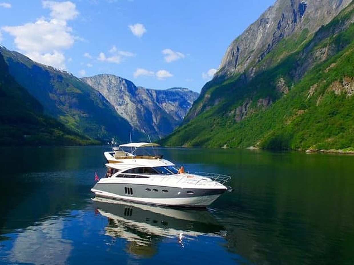 From Bergen Private tour with yacht Flåm to Gudvangen Nærøyfjord