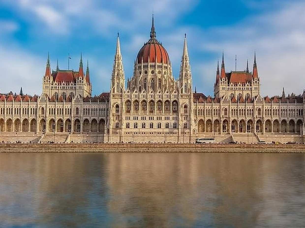 Private Transfer from Zadar to Budapest with 2 hours for sightseeing