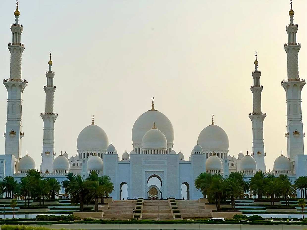 رائع أبو ظبي. جولة لمشاهدة معالم المدينة من عجمان في الإمارات العربية المتحدة., photo 2