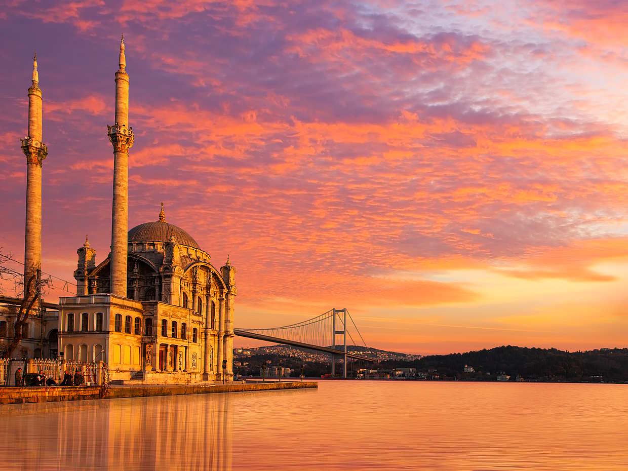 Guided Istanbul Sunset Cruise on Bosphorus by Luxury Yacht, Türkiye, photo 2