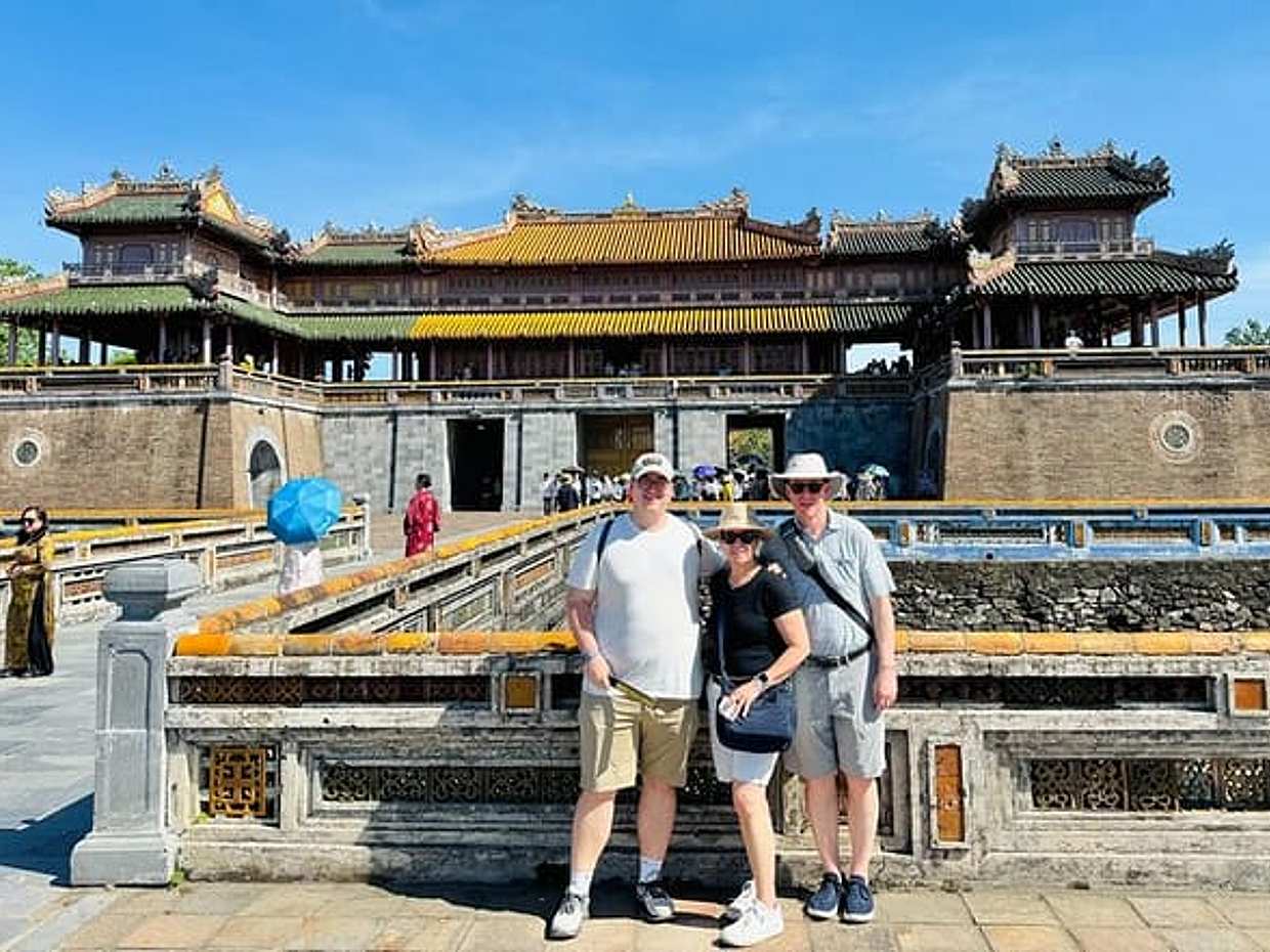 Explore Hué : Cité Impériale, Tombeaux Royaux, Marchés Locaux & Village au Vietnam