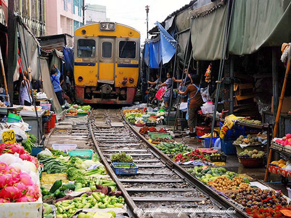 جولة بانكوك اليومية الجماعية: سوق سكة حديد ماكلونج وسوق دامنوين سادواك العائم في تايلاند
