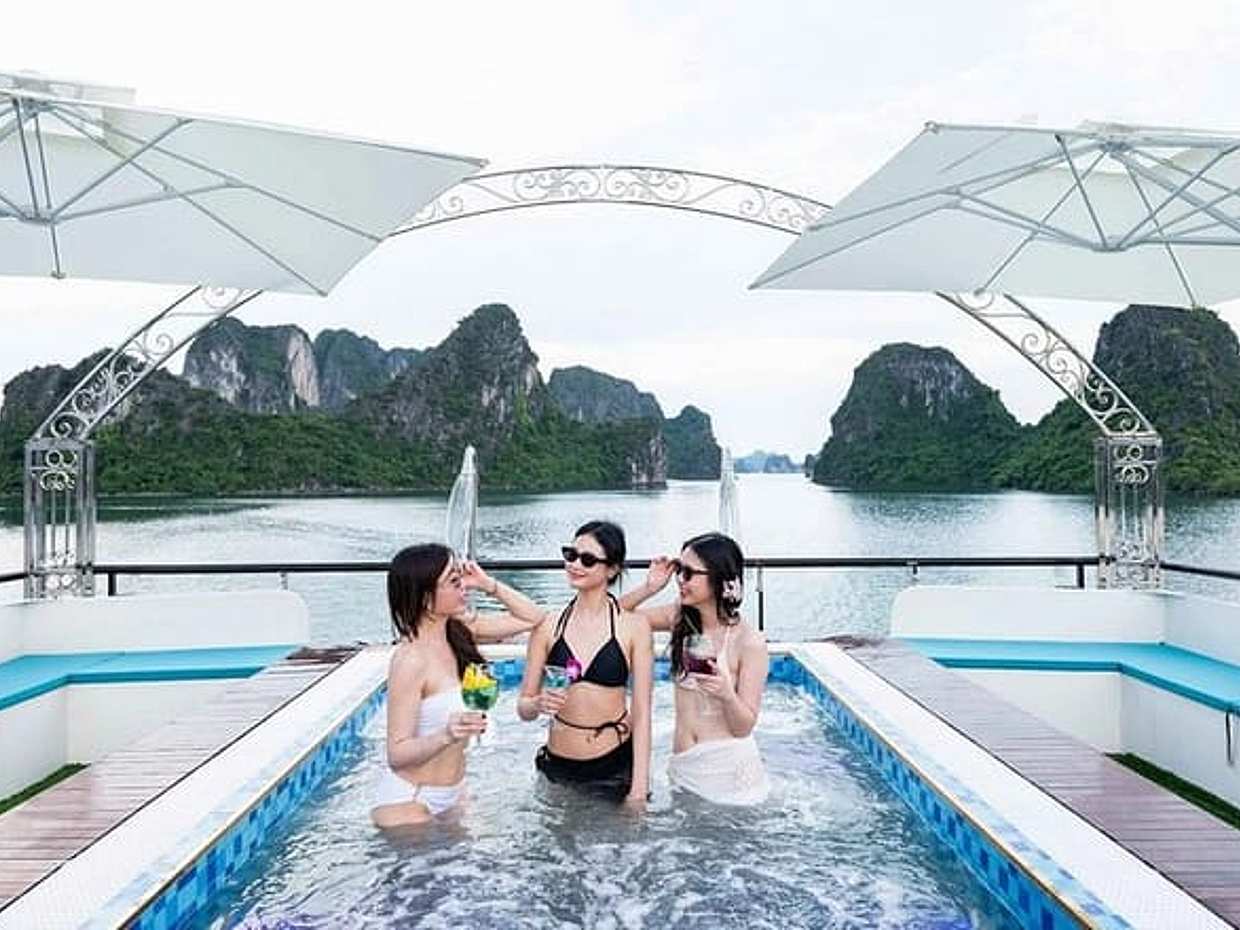 Ha Noi: Ha Long Bay 5 Star Cruise with Live Music & Buffet Lunch, photo 4