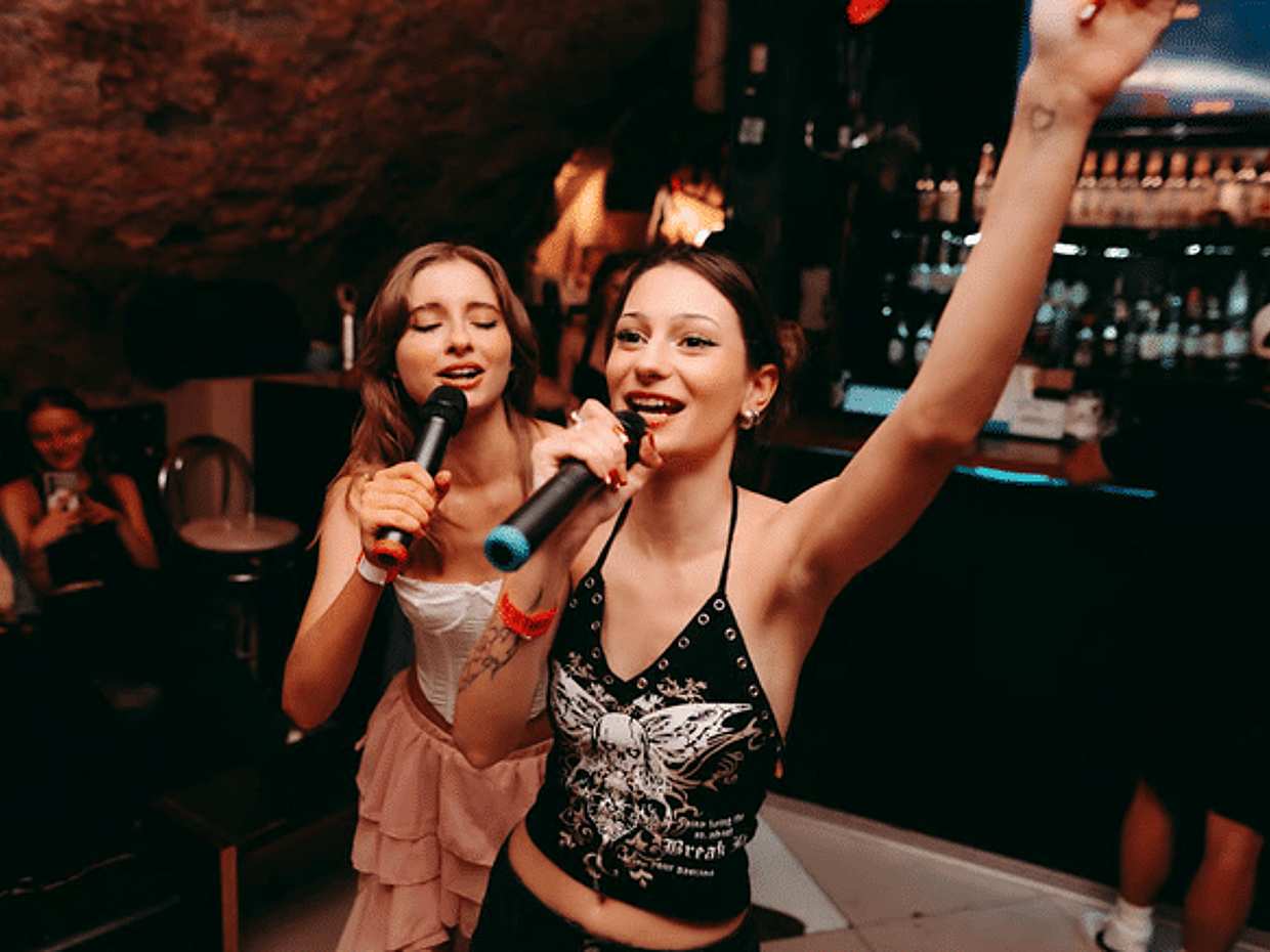 Barcelona Nightlife Tour with drinking games & VIP club pass, photo 3