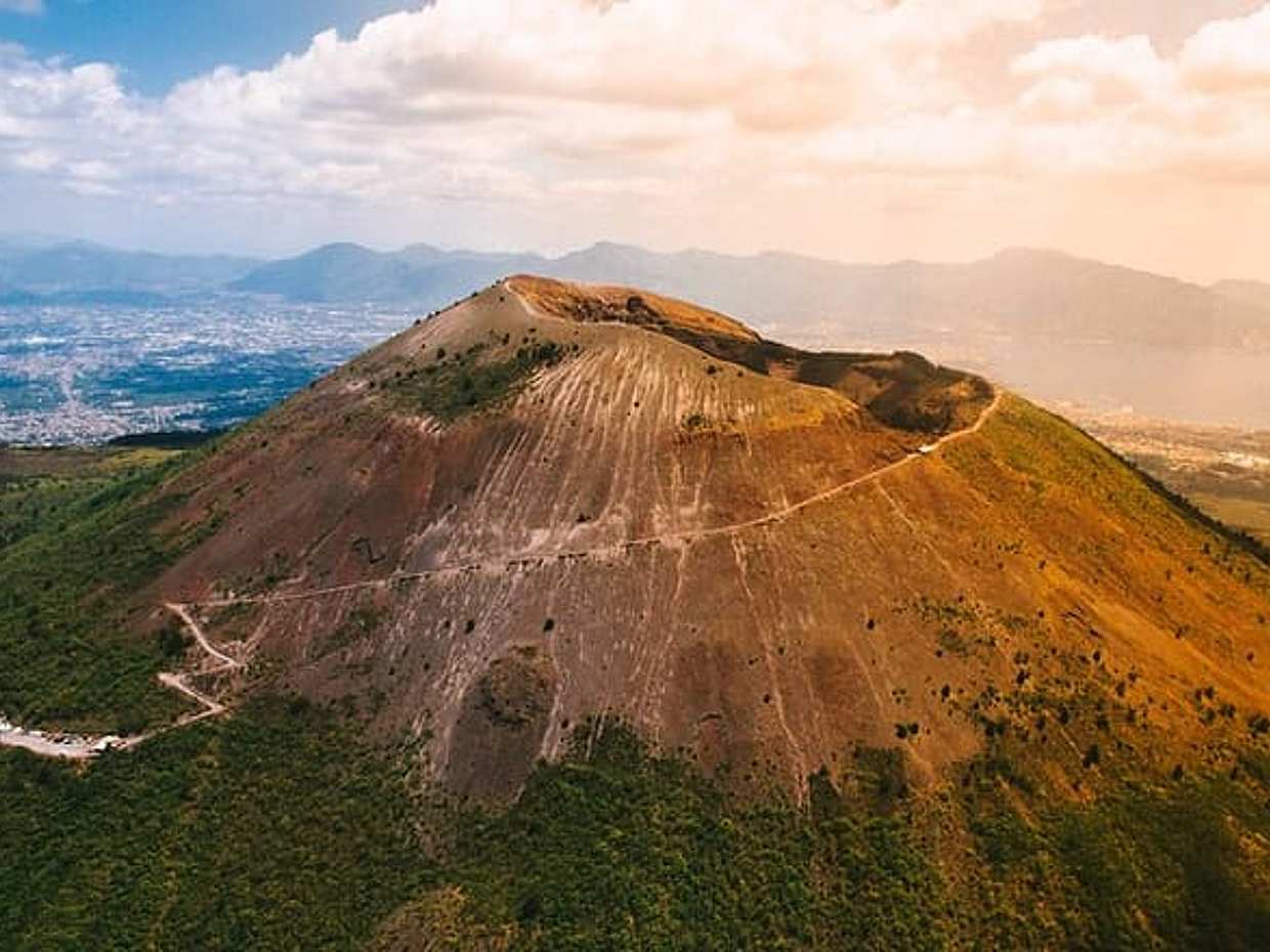 Private Transfer - Praiano to Naples with 2h of Sightseeing: Vesuvius or Pompeii