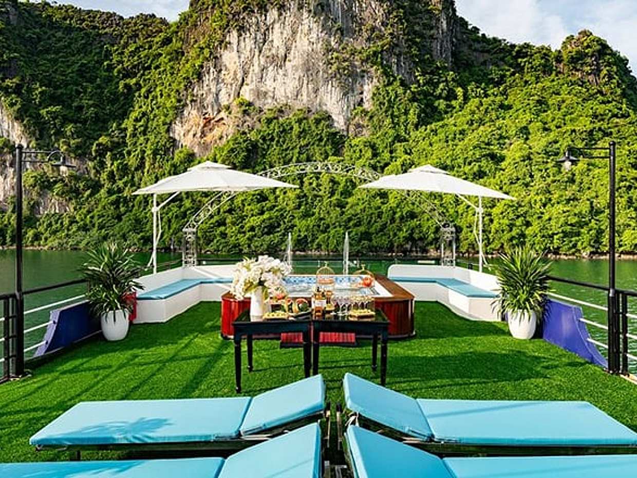 Halong Bay Day Cruise from Hanoi: Buffet, Jacuzzi & Scenic Views, photo 2