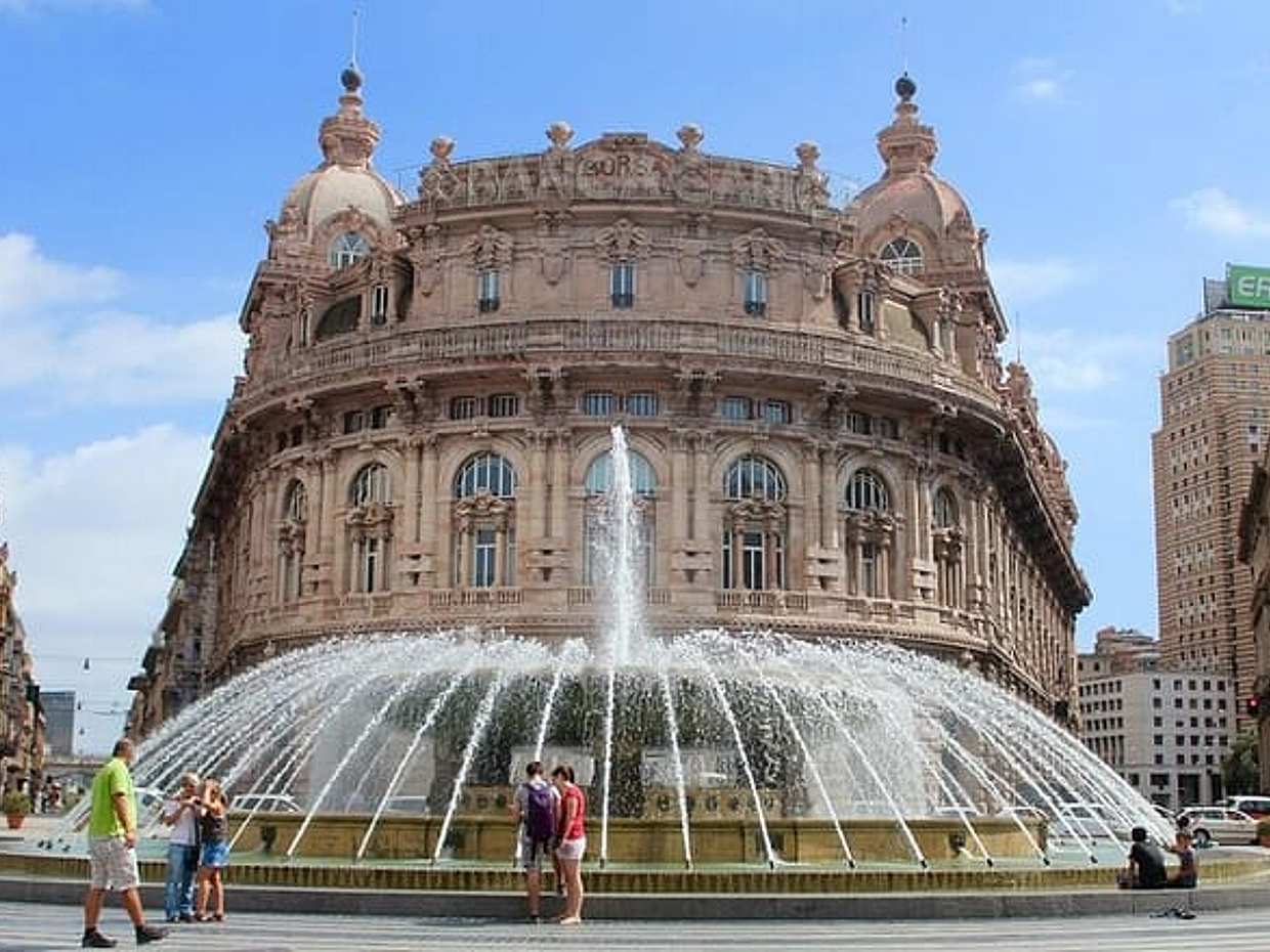 Genoa "Caruggi" Maze: Medieval Walking Tour & Game in Italy