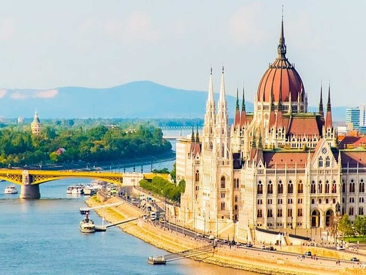 Prague to Budapest Private Transfer: Up to 4-Hour Sightseeing, photo 2