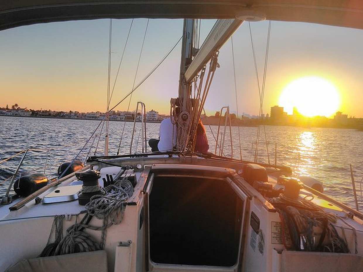 Croisière privée au coucher du soleil avec champagne à bord du voilier Koursaros à Chypre, Limassol Croisière au coucher du soleil avec champagne
