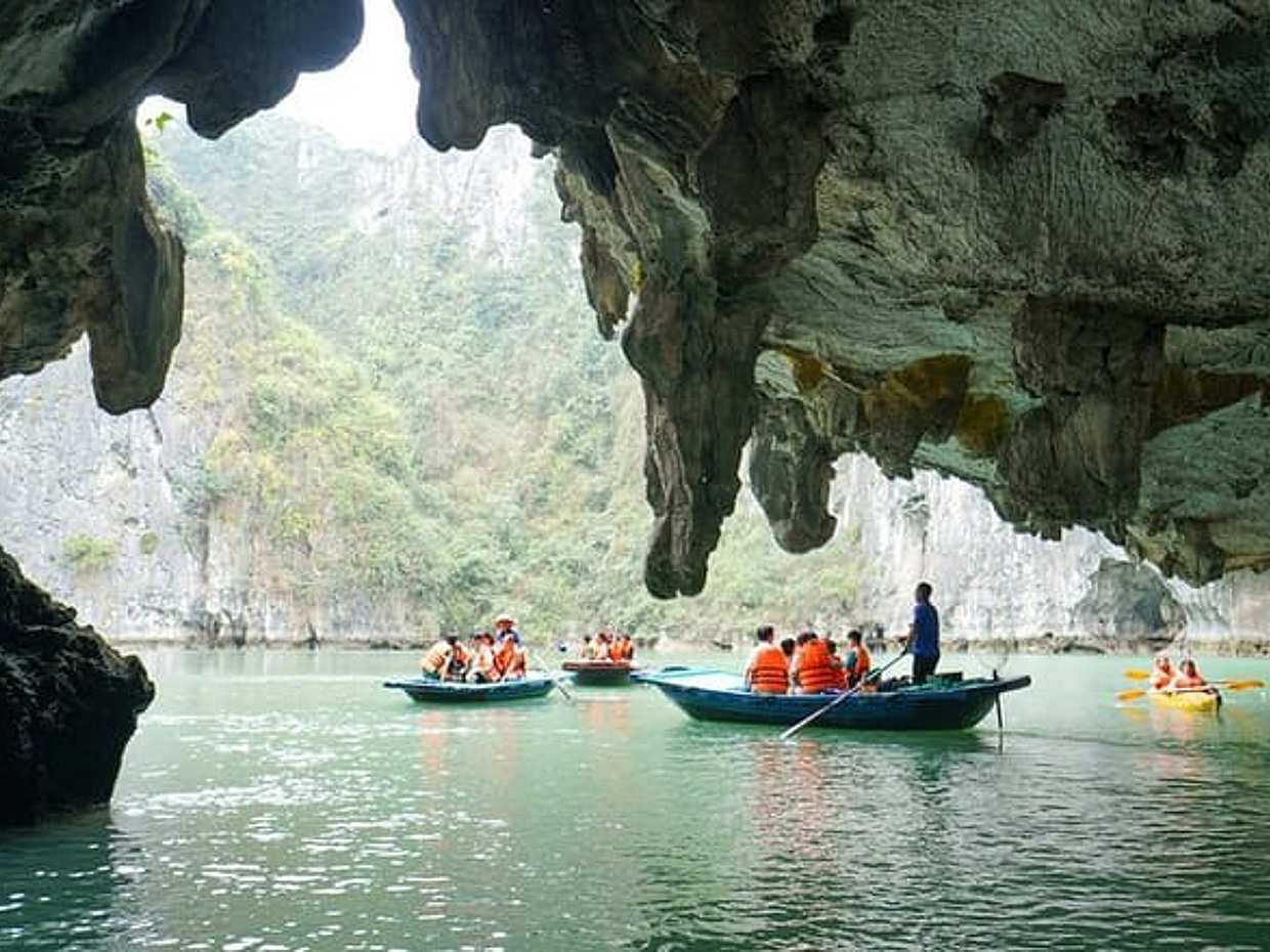 Baia di Halong Escursione a terra: 4 ore di crociera, pranzo, biglietti e grotta in Vietnam, Ha Long, photo 5