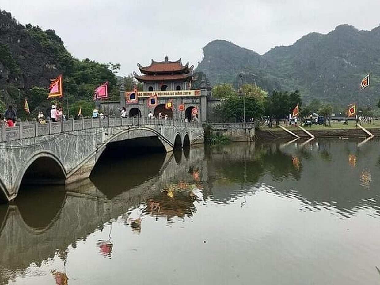 Ninh Binh Full-Day Tour: Hoa Lu, Trang An & Limousine from Hanoi in Vietnam, Hà Nội, photo 5