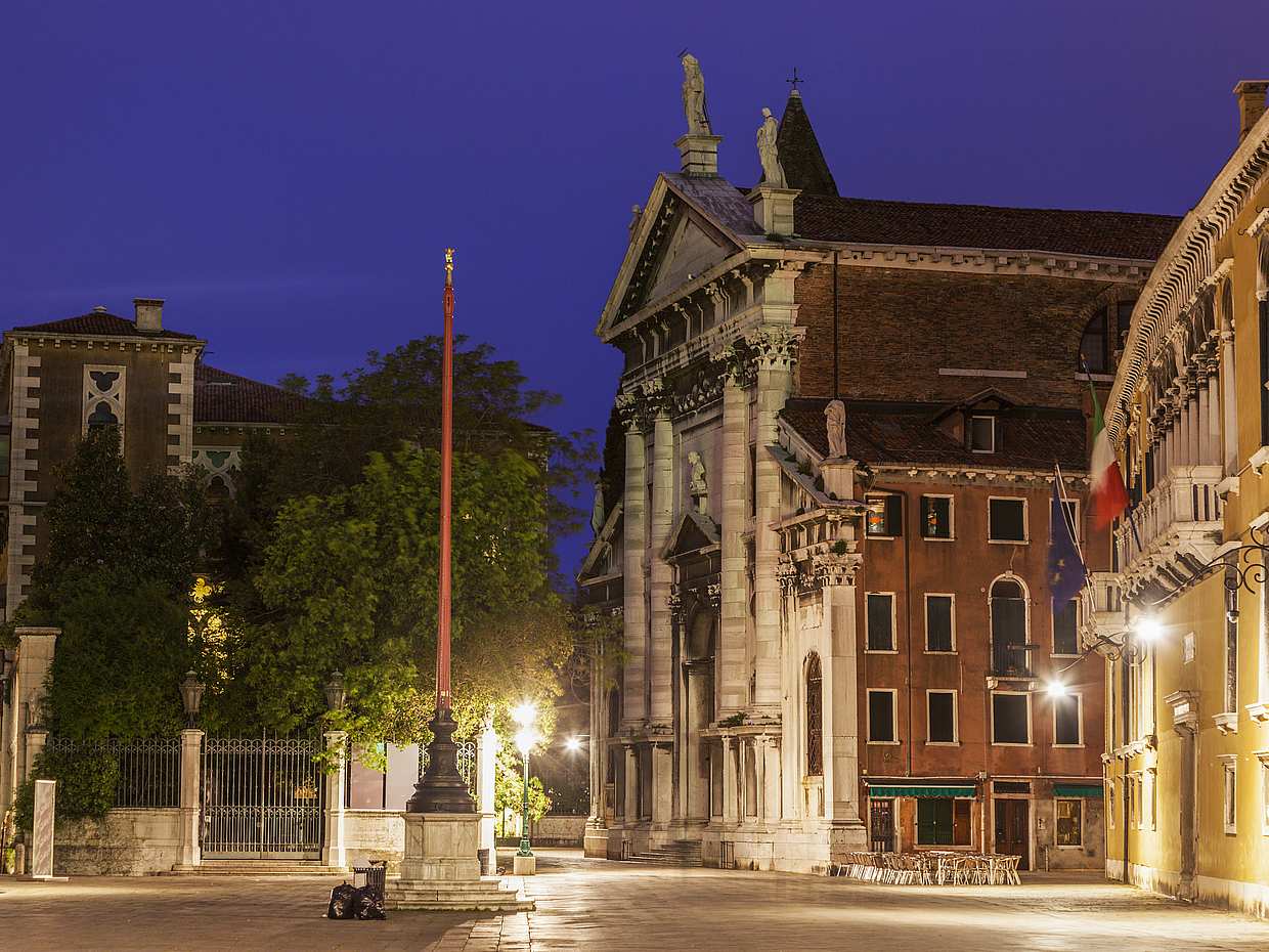 Descubra la vibrante historia que encierran las paredes de esta iglesia veneciana. La iglesia de San Vidal, una impresionante catedral barroca ubicada en Venecia (Italia), es famosa por sus conciertos de música clásica, que incluyen interpretaciones magistrales de las obras de Vivaldi., photo 3