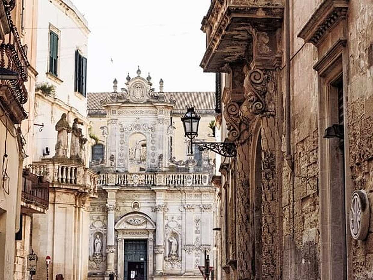 Private transfer from Naples to Lecce with 2h stop in Alberobello