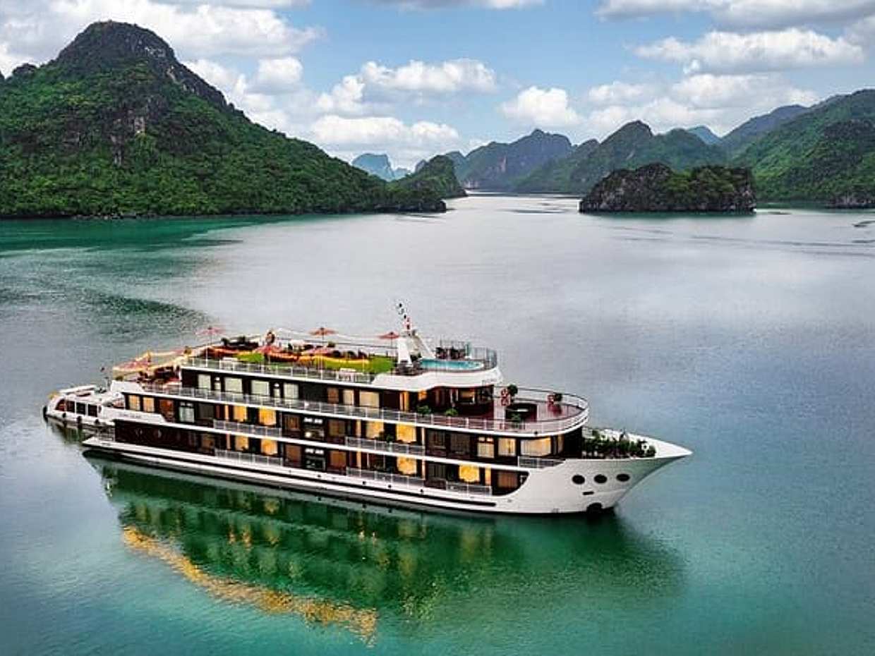 Luxury 5 Star Overnight Cruise in Halong Bay & Lan Ha Bay (2D/1N)
