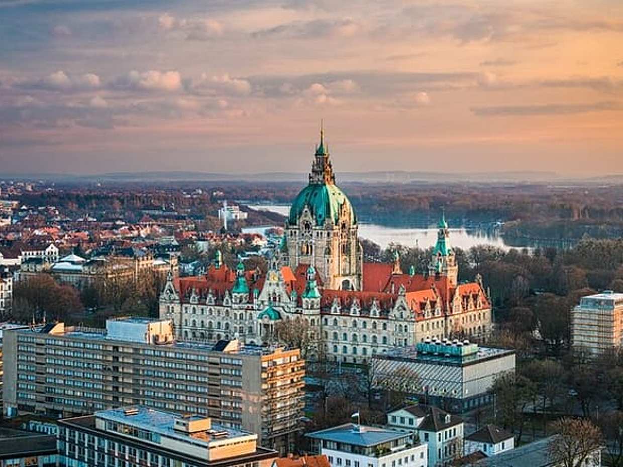 Private transfer: Amsterdam to Hannover, 2h stop in Marienburg in Netherlands