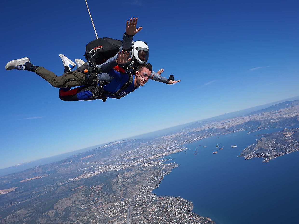 Tandem Fallschirmsprung in der Nähe von Athen mit Handycam-Aufnahmen in Griechenland
, photo 3