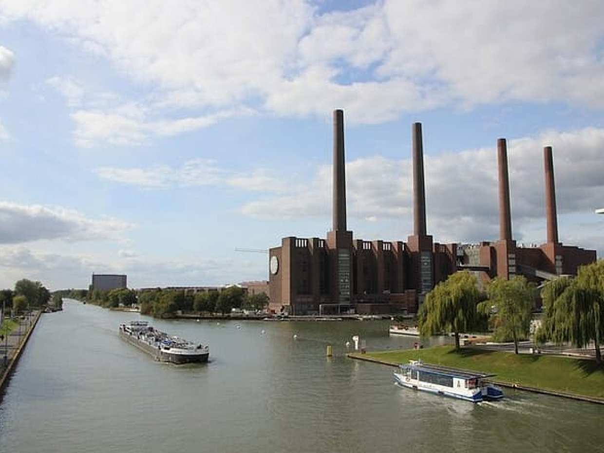 Private Transfer From Hamburg to Wolfsburg With a 2 Hour Stop