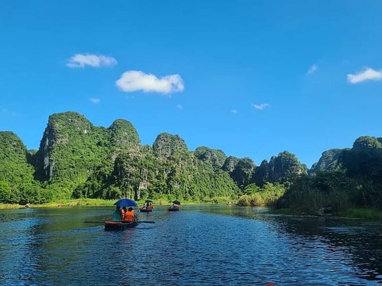 Small Group Ninh Binh Day Tour to Hoa Lu Trang An from Hanoi, photo 4