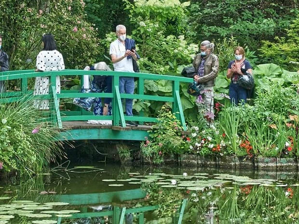 CDG Transfers with Private Tour in Giverny, Seine & Wine Tasting, photo 3