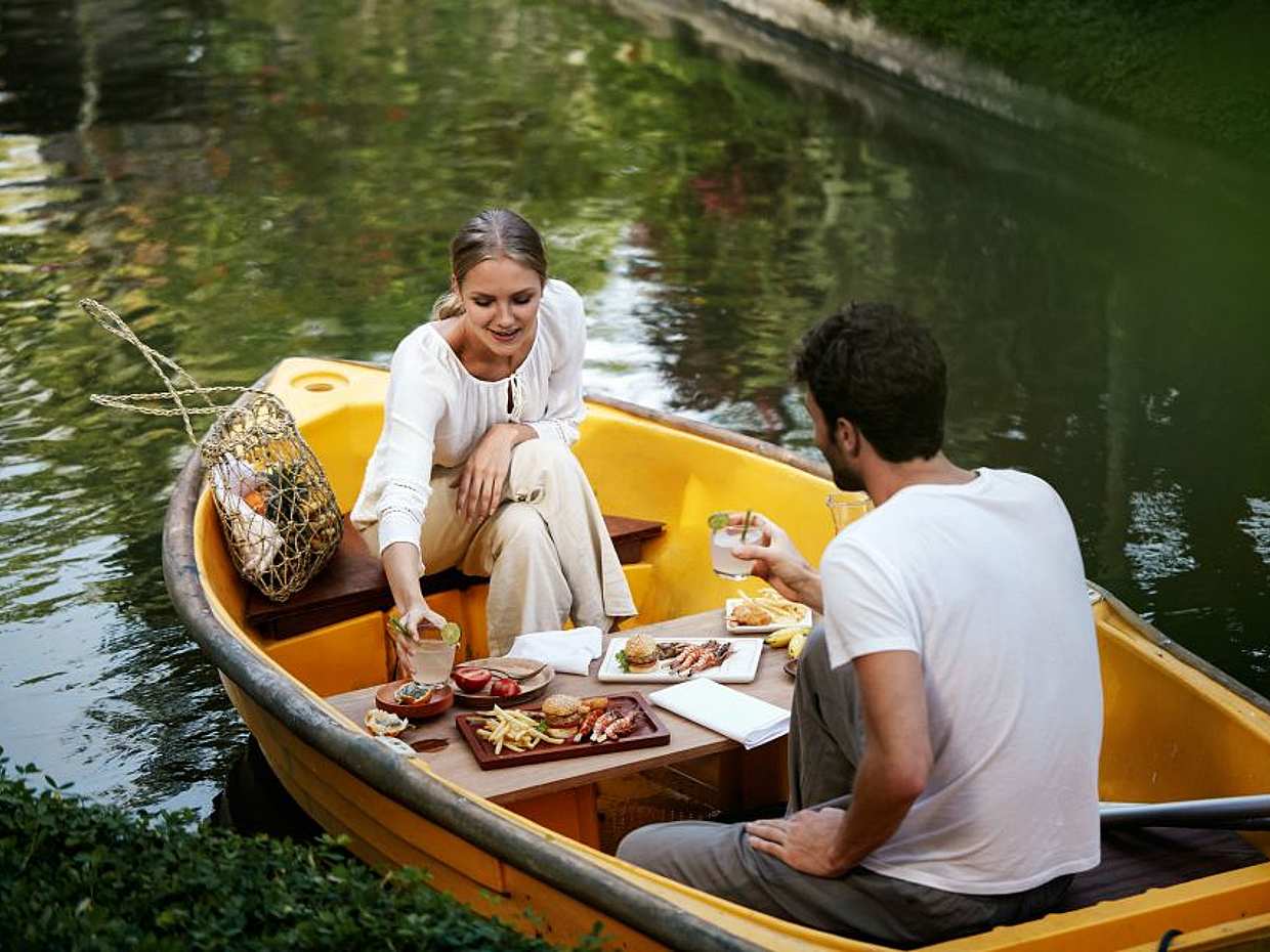 Romantic Picnic Lunch on a Boat for Couple in Ubud, Indonesia, photo 2