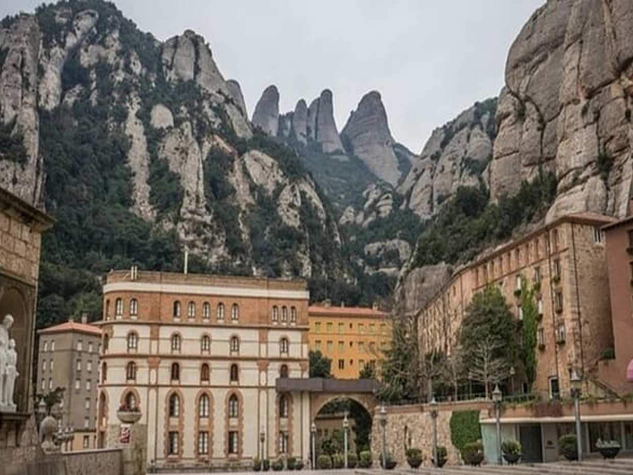 Catalonia Private Tour with Medieval Towns and Montserrat with Transport, photo 3
